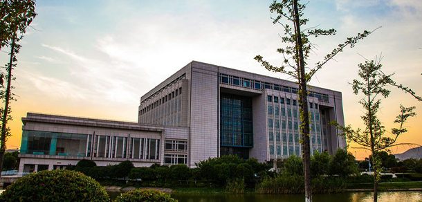 中南大学 - 2025年 面向香港、澳门、台湾地区、华侨招生简章